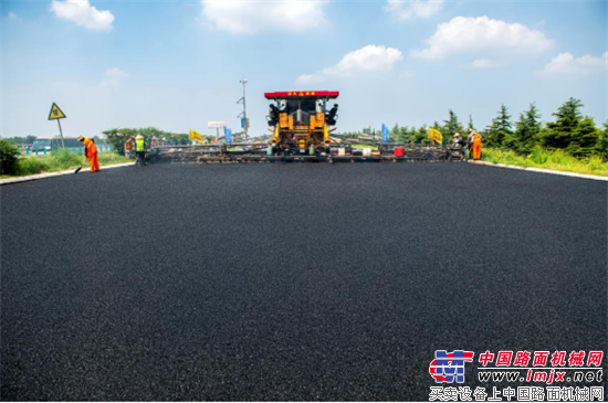 中大機(jī)械:不走尋常路 傳承匠心成就中國公路攤鋪專家
